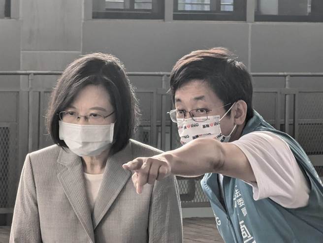 总统蔡英文（图左）17日上午以视察城际转运站名义，力挺民进党基隆市长候选人蔡适应（图右）。（张志康摄）