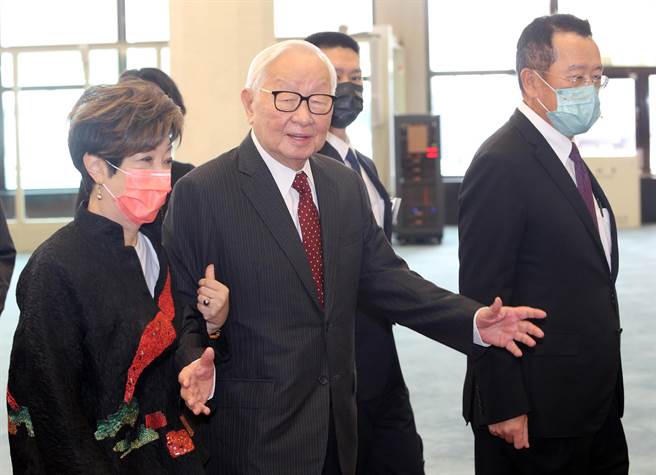 台积电创办人张忠谋担任我国APEC领袖代表，17日搭机启程前往曼谷参加APEC经济领袖会议，他在登机前发表简短谈话表示，会遵照指示，「儘量、尽力」表达蔡英文总统要他对APEC领袖表达的重点。（陈麒全摄）