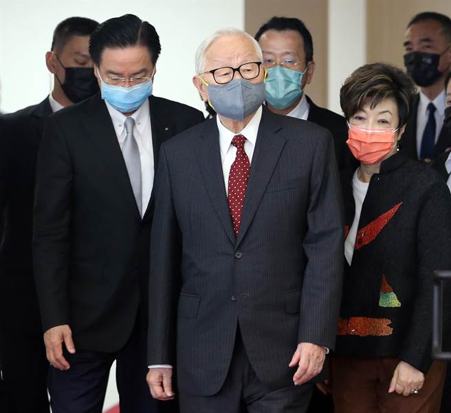 台积电创办人张忠谋担任我国APEC领袖代表17日搭机启程前往曼谷参加APEC经济领袖会议，他在登机前发表简短谈话表示，会遵照指示，「儘量、尽力」表达蔡英文总统要他对APEC领袖表达的重点。（陈麒全摄）