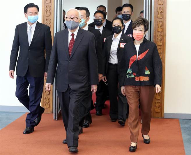 台积电创办人张忠谋担任我国APEC领袖代表17日搭机启程前往曼谷参加APEC经济领袖会议，他在登机前发表简短谈话表示，会遵照指示，「儘量、尽力」表达蔡英文总统要他对APEC领袖表达的重点。（陈麒全摄）