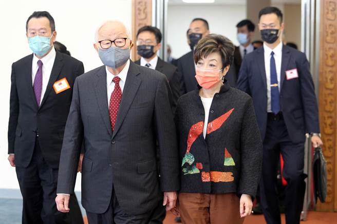 台积电创办人张忠谋担任我国APEC领袖代表17日搭机启程前往曼谷参加APEC经济领袖会议，他在登机前发表简短谈话表示，会遵照指示，「儘量、尽力」表达蔡英文总统要他对APEC领袖表达的重点。（陈麒全摄）