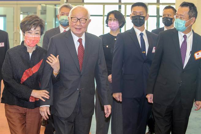 台积电创办人张忠谋担任我国APEC领袖代表17日搭机启程前往曼谷参加APEC经济领袖会议，他在登机前发表简短谈话表示，会遵照指示，「儘量、尽力」表达蔡英文总统要他对APEC领袖表达的重点。（陈麒全摄）