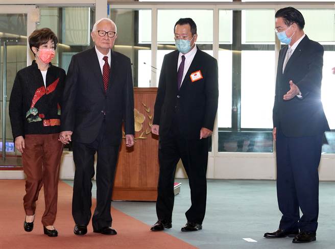 台积电创办人张忠谋担任我国APEC领袖代表17日搭机启程前往曼谷参加APEC经济领袖会议，他在登机前发表简短谈话表示，会遵照指示，「儘量、尽力」表达蔡英文总统要他对APEC领袖表达的重点。（陈麒全摄）