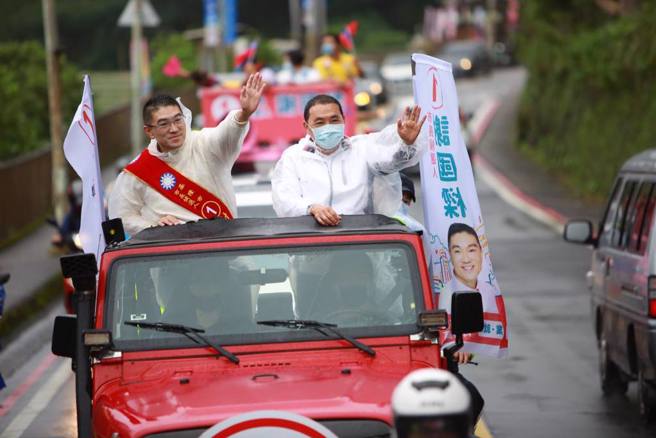 国民党基隆市长参选人谢国梁(左)与新北市长侯友宜(右)合体扫街。(图取自谢国梁脸书)
