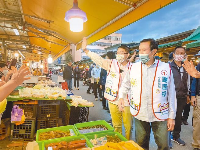 前总统马英九（中）日前与国民党基隆市长候选人谢国梁（左）合体，前往七堵区市场扫街拜票。（谢国梁竞选总部提供／张志康基隆传真）
