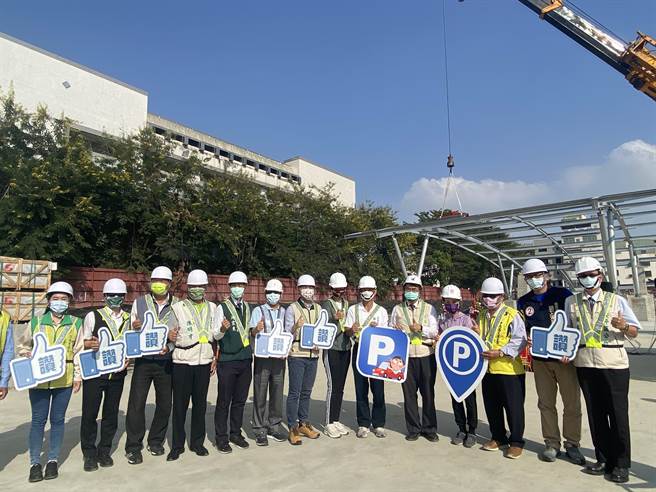 台南市中西區體3地下停車場今天舉行上梁儀式。(曹婷婷攝)