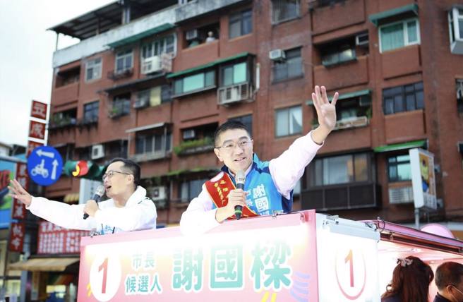 国民党基隆市长候选人谢国梁(右)。(图取自谢国梁脸书)