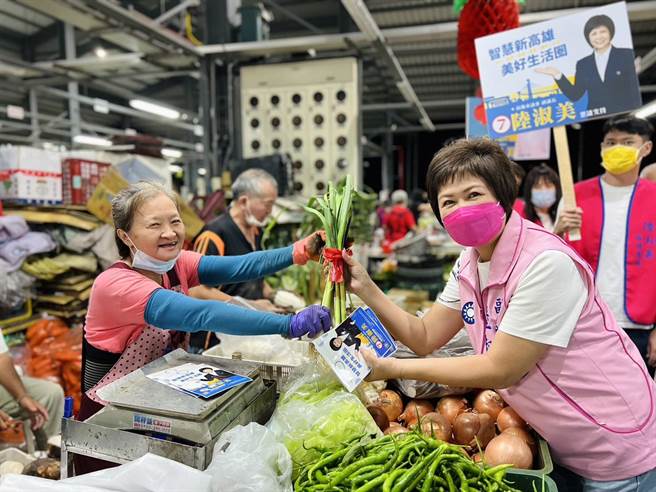国民党高雄市议员候选人陆淑美到冈山河堤果菜市场与民眾互动。（陆淑美服务处提供／林瑞益高雄传真）