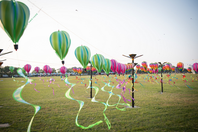 2022屏東風箏節將在本周末11月19、20日在高屏溪河濱公園絢麗登場，今年以「放風樂園」為主題，，歡迎民眾到場共襄盛舉。(圖為2021年屏東風箏節屏東縣政府提供）