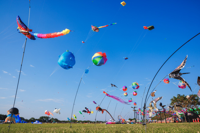 2022屏東風箏節將在本周末11月19、20日在高屏溪河濱公園絢麗登場，今年以「放風樂園」為主題，，歡迎民眾到場共襄盛舉。(圖為2021年屏東風箏節屏東縣政府提供）