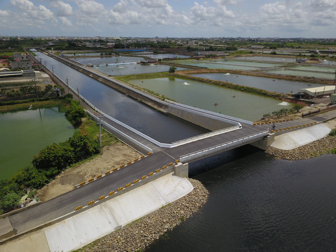 「麻豆區埤頭排水西邊寮橋改建工程」已正式完工。(台南市水利局提供)