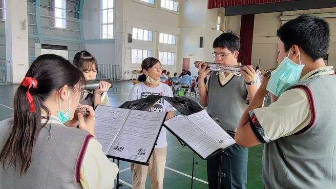 蚵寮国中口琴队属于学生社团，指导老师范晓怡老师仍用心培养孩子们带得走的音乐美感素养(高雄市教育局提供)