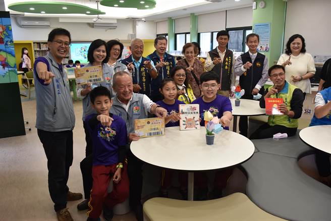 苗栗县长徐耀昌17日主持西湖国小社区共读站启用。（谢明俊摄）