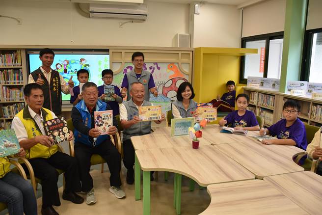 苗栗县长徐耀昌17日主持西湖国小社区共读站启用。（谢明俊摄）