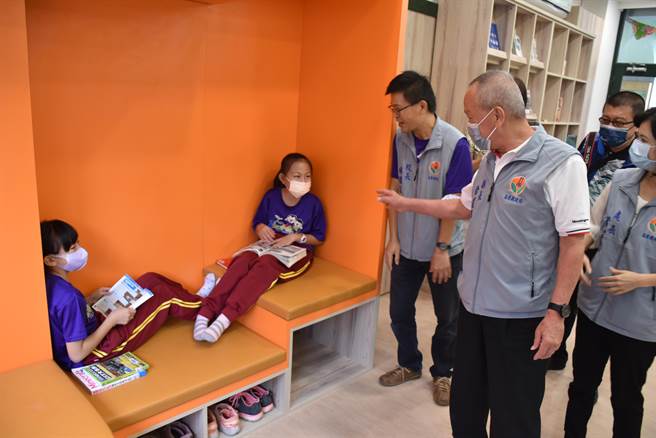 苗栗县长徐耀昌17日主持西湖国小社区共读站启用。（谢明俊摄）