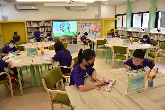 西湖国小社区共读站「打哪叭书坊」启用。（谢明俊摄）