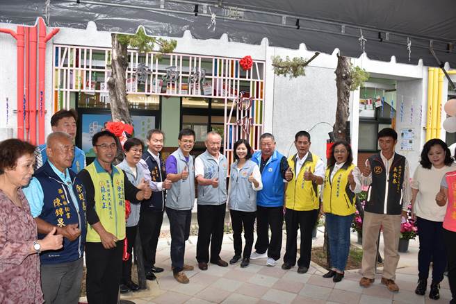 苗栗县长徐耀昌17日主持西湖国小社区共读站启用。（谢明俊摄）