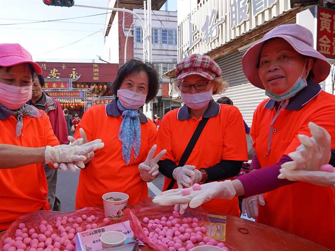 顶新和德文教基金会举办「永靖谢平安家年华」将于12月3、4日在彰化县永靖乡登场，将封街搓汤圆。（顶新和德文教基金会提供／吴敏菁彰化传真）