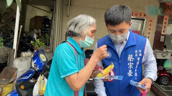 蔡宗豪基層拜票，許多市民向他反映，六都只有台南長輩要繳健保費。（蔡宗豪陣營提供／程炳璋台南傳真）