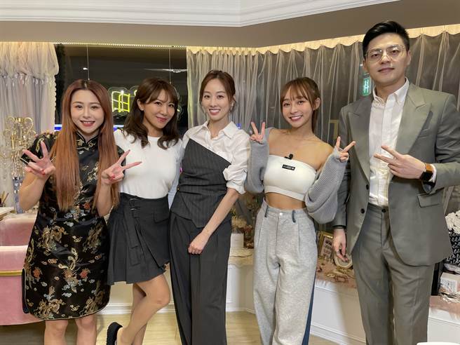 风水小妹玉婷（左起）、主持人佩甄、夏语心，来宾林襄、风水老师尹森。（金星娱乐提供）