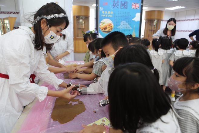 小朋友利用模型體驗製作薑餅乾的過程，以及試聞肉桂與薑融合後獨特的香氣。(照片/臺北教育局提供)