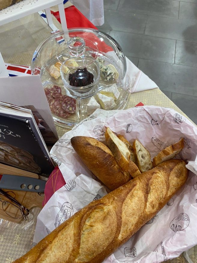 小朋友觀察法國特色美食—藍紋起司的外觀，再聞聞看它「特別」的香味。(照片/臺北教育局提供)