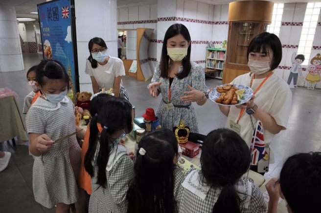 志工家長介紹英國炸魚薯條的由來以及它的文化意涵。(照片/臺北教育局提供)
