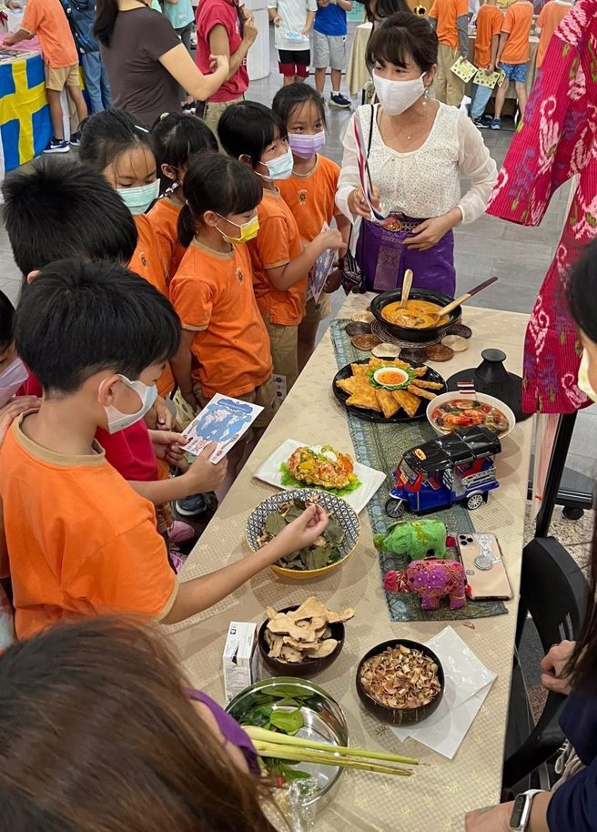 小朋友認識泰式酸辣湯的食材，搓揉、試聞食材的味道。(照片/臺北教育局提供)