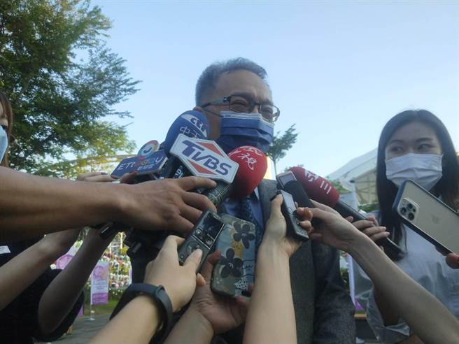 卫福部长薛瑞元今天出席台湾早产儿基金会「1117让爱转动」点灯仪式，会前受访时对于「头虱说」致歉，坦言自己讲得不是很精确，并非针对国民党，而是后面一直编故事的人，可能是网军。（王家瑜摄）