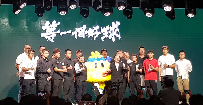 光復高中教頭陳定杰（後排中右）已經買好票準備進場看「魔獸」霍華德比賽。（陳筱琳攝）