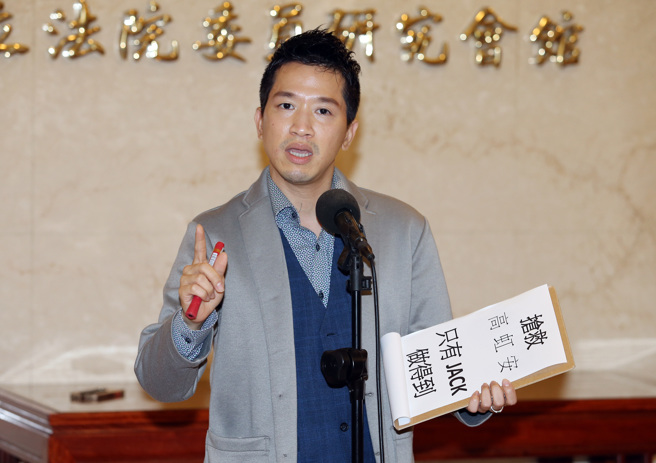 民進黨立委何志偉自爆，在中常會上曾被有黑道背景的人逼迫當眾道歉。（資料照）