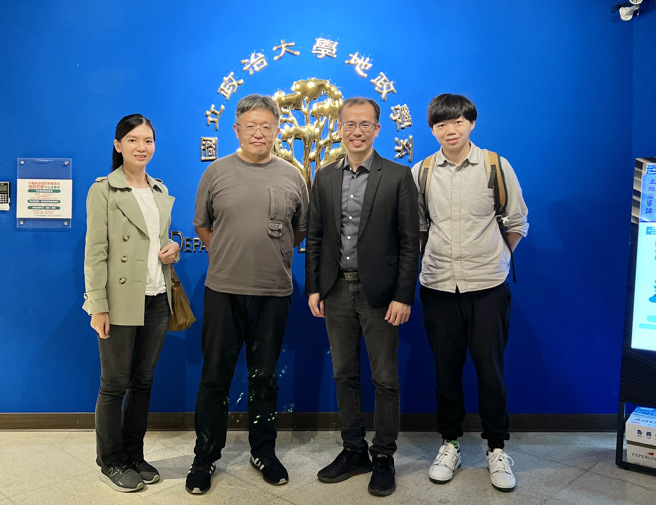 国立政治大学地政学系举办、永庆房屋赞助的「永续智慧与共享城市系列讲座」，邀请基隆市都市发展处徐燕兴处长（左二）分享经验。（政大地政系提供）
