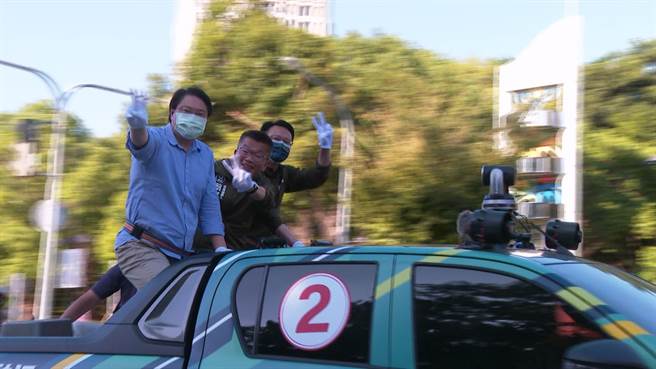 基隆市长林右昌16日与台中市长候选人蔡其昌合体进行车队扫街拜票。（冯惠宜摄）