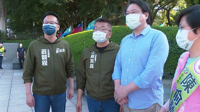 基隆市长林右昌16日与台中市长候选人蔡其昌合体进行扫街拜票。（冯惠宜摄）