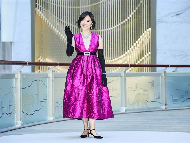 林青霞返台为精品品牌台北101旗舰店开幕剪彩，女神气场震慑全场。（罗永铭摄）