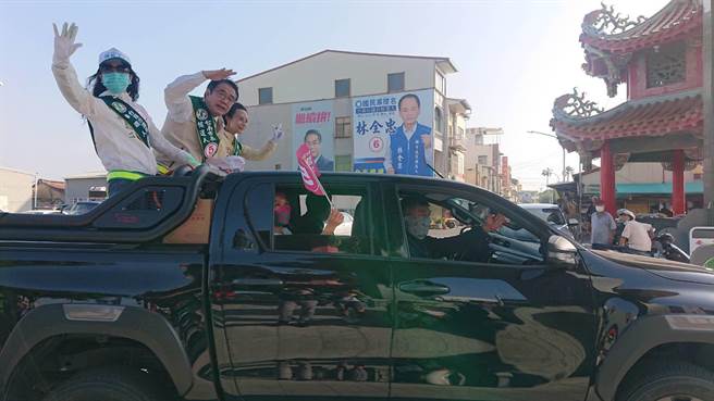 台南市長黃偉哲競選車隊從安定區保安宮出發，繞境大南科區與新化區。（程炳璋攝）