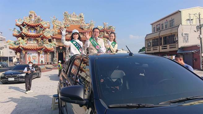 台南市長黃偉哲（中）率領民進黨議員候選人陳碧玉（左）、余柷青（右）車隊拜票。（程炳璋攝）
