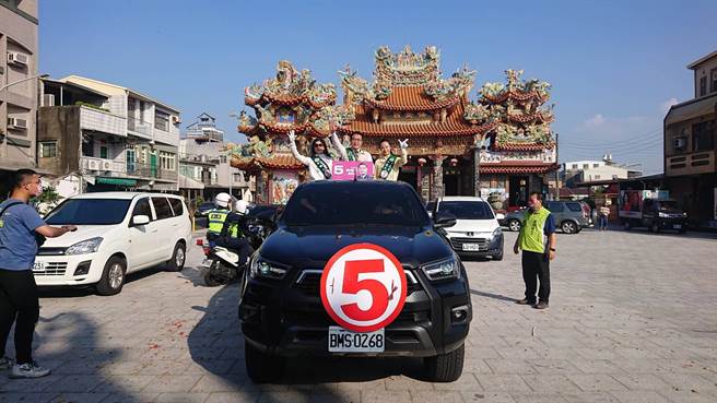 台南市長黃偉哲（中）拜票車隊從安定區保安宮出發。（程炳璋攝）