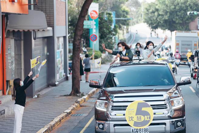 沈慧虹（左）17日下午继续光荣车队扫街，并与立法委员林楚茵合体同框，「女力共好」连线扫街，大获民眾热烈欢迎。（沈慧虹竞办提供／陈育贤新竹传真）
