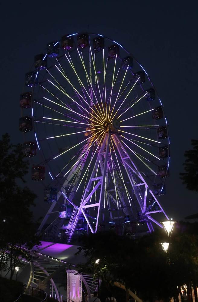 為響應世界早產兒日，台灣早產兒基金會串聯全台6大樂園，在3座摩天輪上點亮紫色燈光，並推出塗鴉著色活動，以提升提升社會大眾對早產兒醫療照護問題的關注。（劉宗龍攝）