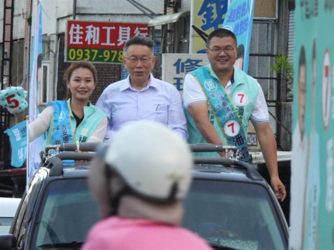 台北市长柯文哲（中）今天傍晚以民眾党主席身份赴花莲替党内候选人助选。（罗亦晽摄）