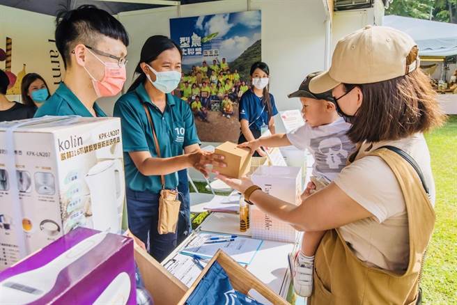 「吉10型樂．型農市集」，將於本周六日在國立科學工藝博物館北館平等大道登場，將邀集高雄各地型農分享生鮮蔬果、農特產加工品與地方美食，活動中並有機會抽到精美伴手禮，邀請市民相揪來食在地、吃當令、嘗美食及購好康。(高雄市農業局提供／林雅惠傳真)