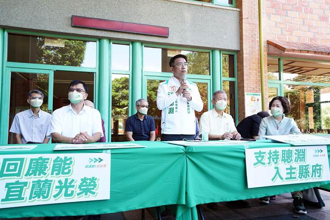 民进党宜兰县长候选人江聪渊（中）今天强调，文官体制是国家重要的基石，他会秉持绿色执政传统，重建廉能政治，让官箴清明。（李忠一摄）