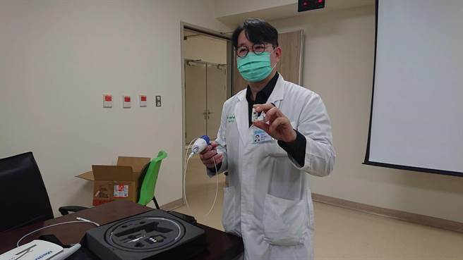 安南醫院副院長陳偉華介紹心血管外科的萬能膠水靜脈閉合手術。（程炳璋攝）