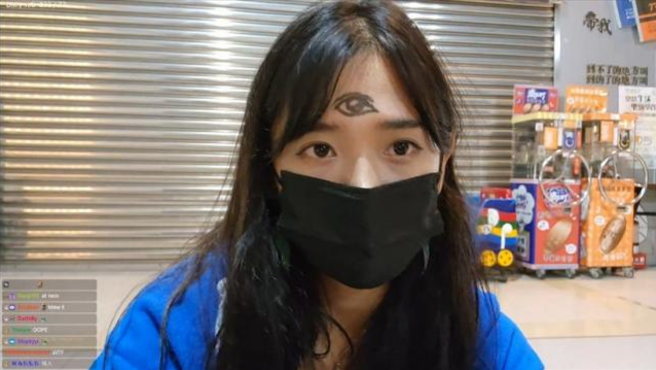 企鹅妹在额头画第三只眼睛。（图／Twitch@企鹅妹）