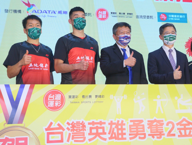 東京奧運台灣羽球「黃金男雙」李洋（左一）和王齊麟（左二）參加台灣運彩的活動，並與體育署副署長林哲宏（右二）、台灣運彩總經理林博泰（右一）等人合影。（資料照/張鎧乙攝）