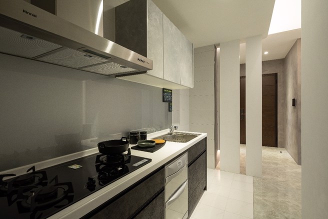 厨具使用 clean up日本不銹钢品牌，除了抗潮防垢的特性之外，踢脚板位置也以日系思维调整，增加了收纳空间。(图/新濠建设)