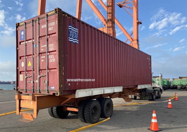 台中港第32號碼頭長榮貨櫃場內，一只空櫃內發現一具脫水女屍，是誰關上貨櫃的鐵門及上扣？尚待美國當地警方調查釐清。（警方提供）