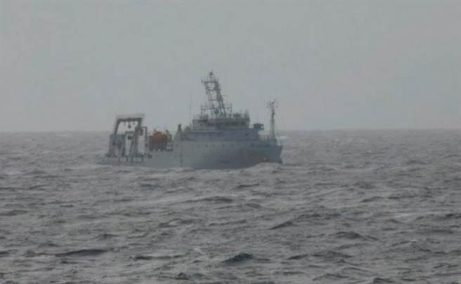 「新海研一号」失去动力漂浮在海上。（翻摄照片／高雄洪靖宜传真）