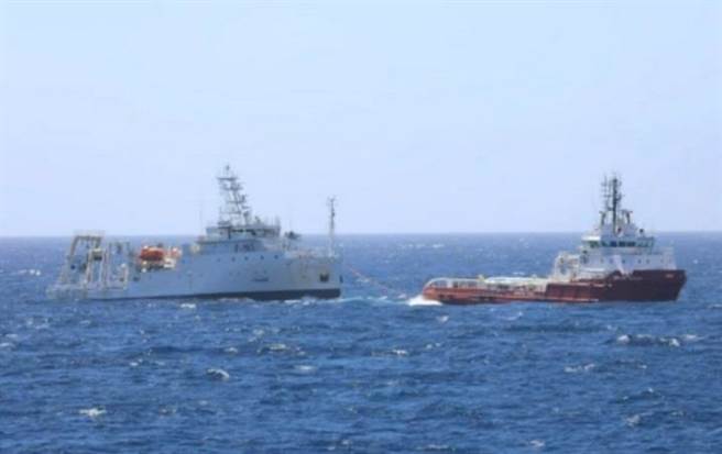 拖船（左）协助将新海研一号拖回高雄港。（翻摄照片／高雄洪靖宜传真）